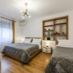 Lägenhet Center Cozy 1br With Patio By Pikhost