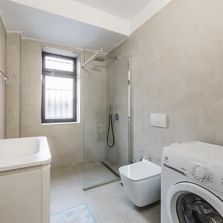Center Cozy 1br With Patio By Pikhost Тирана